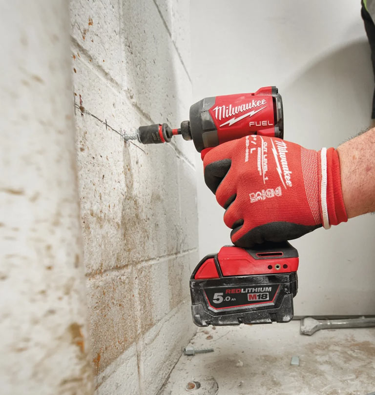 Masina cu impact cu acumulator Milwaukee
